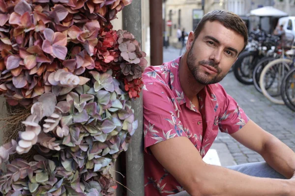 Close Retrato Belo Jovem Rua Com Flores Decorativas — Fotografia de Stock