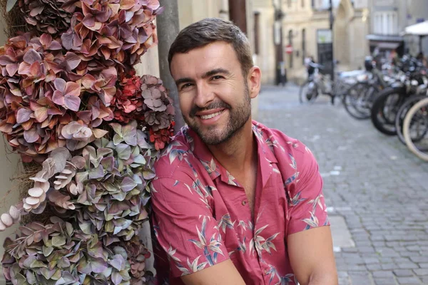 Close Portret Van Knappe Jongeman Straat Met Decoratieve Bloemen — Stockfoto