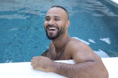 Yüzme havuzunda rahatlayan yakışıklı genç adamın yakın plan portresi.