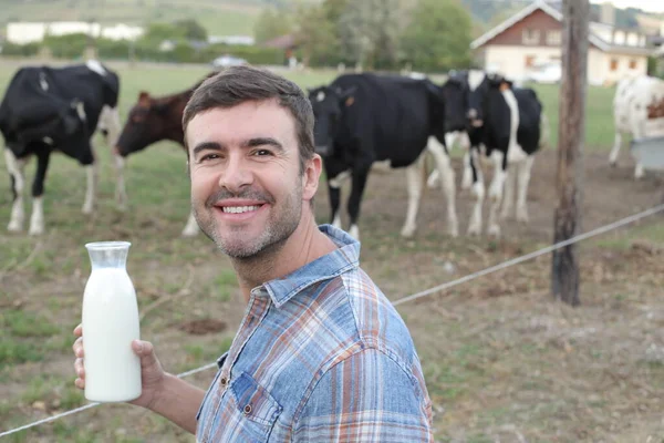 Portret Van Knappe Jongeman Met Flesje Melk Groene Meadfow Met — Stockfoto