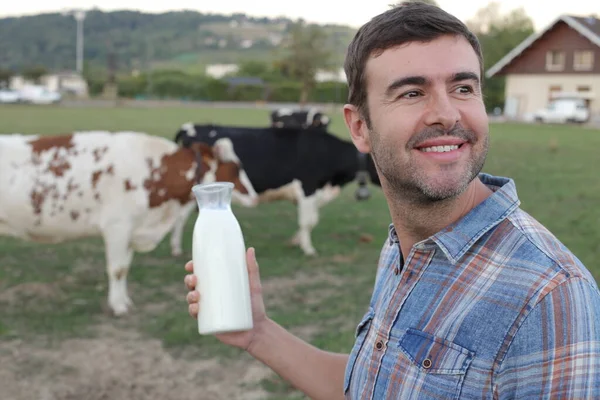 Portret Van Knappe Jongeman Met Flesje Melk Groene Meadfow Met — Stockfoto