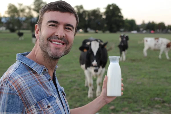 Portret Van Knappe Jongeman Met Flesje Melk Groene Meadfow Met — Stockfoto