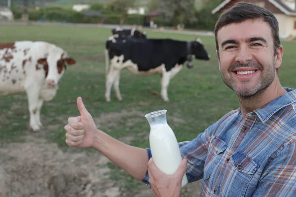 Portret Van Knappe Jongeman Met Flesje Melk Groene Meadfow Met — Stockfoto