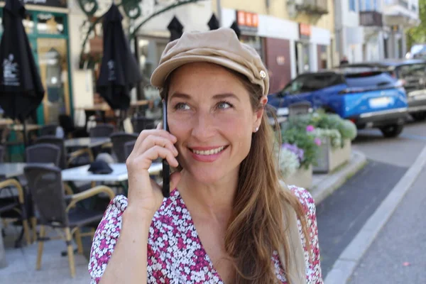아름다운 거리에서 전화로 이야기하는 — 스톡 사진