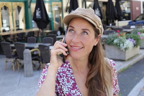 Portret Pięknej Kobiety Rozmawiającej Przez Telefon Ulicy Miejskiej — Zdjęcie stockowe