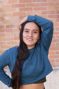 Şehir caddesinde güzel bir kadının portresi