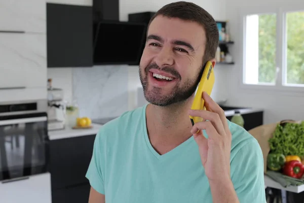 Portret Van Knappe Jonge Man Praten Telefoon Keuken Thuis — Stockfoto