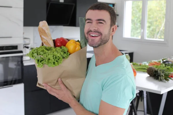 Portret Van Knappe Jongeman Met Papieren Zak Boodschappen Keuken — Stockfoto