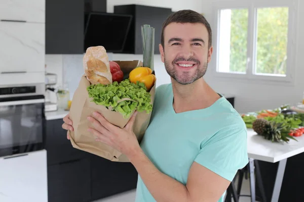 Portret Van Knappe Jongeman Met Papieren Zak Boodschappen Keuken — Stockfoto