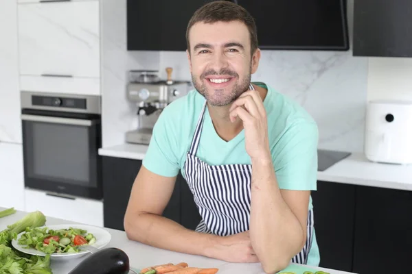 Portrét Pohledného Mladého Muže Různou Zeleninou Stojící Doma Kuchyni — Stock fotografie