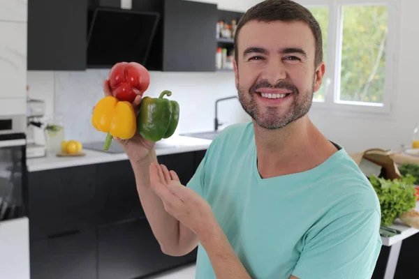 Portret Van Knappe Jongeman Met Een Bos Van Kleurrijke Paprika — Stockfoto