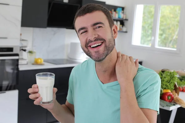 Portret Van Knappe Jongeman Met Glas Melk Keuken — Stockfoto