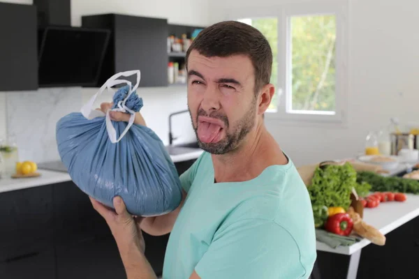 Porträt Eines Hübschen Jungen Mannes Mit Müllsack Hause — Stockfoto