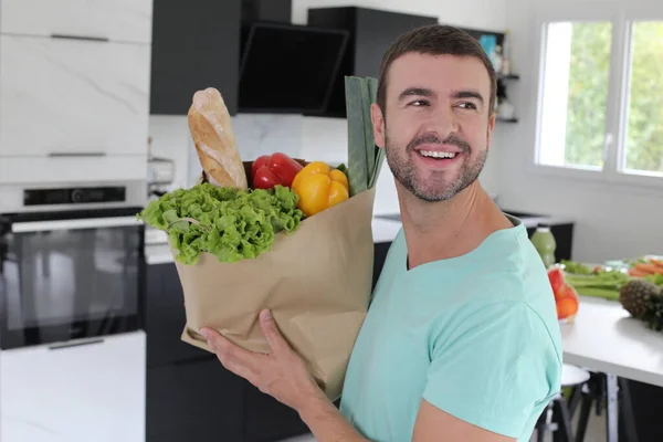 Portret Van Knappe Jongeman Met Papieren Zak Boodschappen Keuken — Stockfoto