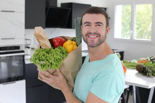 Portrét Pohledného Mladého Muže Držícího Papírový Sáček Potravinami Kuchyni — Stock fotografie