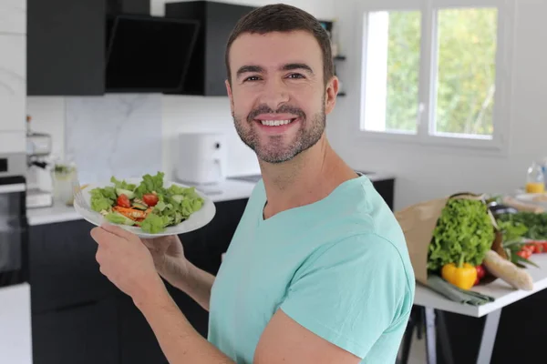 Retrato Belo Jovem Segurando Prato Salada Cozinha — Fotografia de Stock