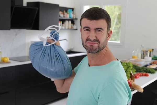 Portret Van Knappe Jongeman Houden Vuilniszak Thuis — Stockfoto