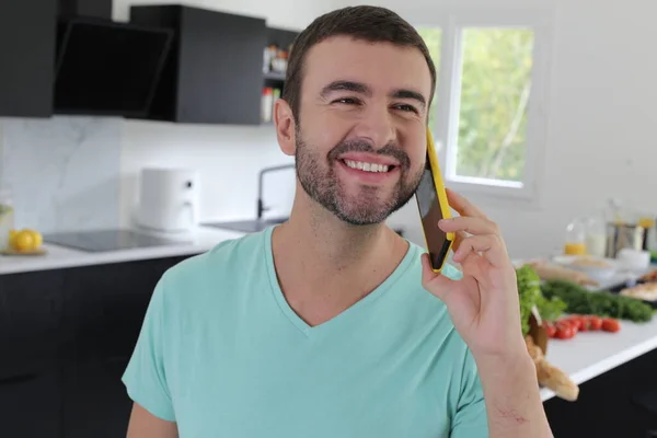 Retrato Belo Jovem Falando Por Telefone Casa — Fotografia de Stock