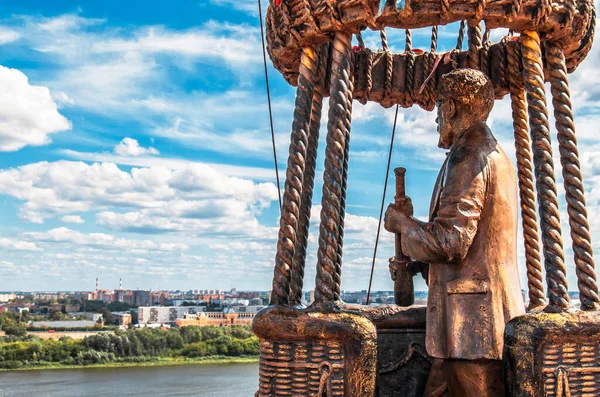 Monument voor Jules Verne en de ballon in Nizjni Novgorod, Rusland aan de oever van de Oka — Stockfoto