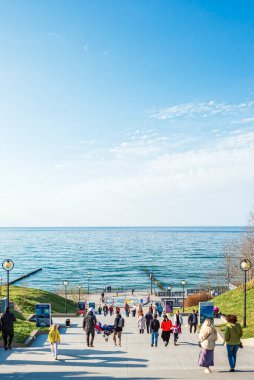 Svetlogorsk, Rusya - 18 Nisan 2021: Turistler deniz kıyısına doğru büyük bir merdivenden iniyor