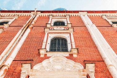 Ryazan Kremlin Katedrali 'nin ön cephesindeki elementler gökyüzüne karşı bir yaz günü