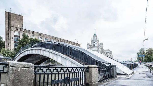 Tessinsky Bridge, zicht vanaf Serebryanicheskaya Embankment op het Kotelnicheskaya Embankment Building — Stockfoto