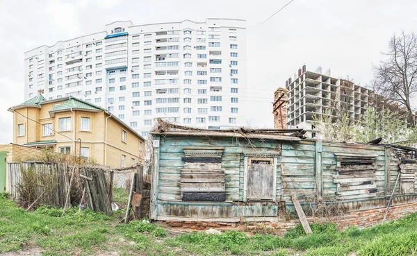 Панорама русской улицы с различными видами зданий — стоковое фото