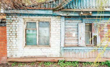 Geleneksel Rus tarzında bir ev, evin ikinci yarısı harap haldeki tuğladan yapılmış.