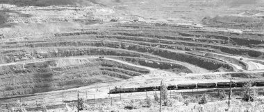 Mikhailovsky madencilik ve işleme tesisinde demir cevheri çıkarma, bir tren taş ocağının içine girer.