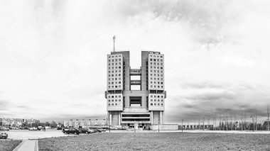 Kalininingrad 'daki Sovyetler Evi. Sovyet modernizminin mimari tarzında terk edilmiş bir bina.