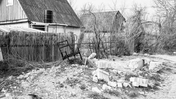 Cadeira queimada, semelhante ao trono, em pé sobre uma pilha de destroços de construção — Fotografia de Stock