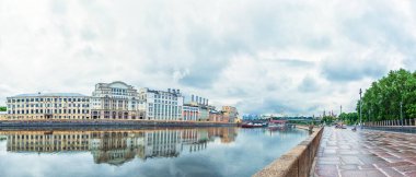 Moskva Nehri, Kremlin, Yüzen Köprü, MIBC Moskova-Şehri ve Rusya 'daki Raushskaya Embankment manzarası