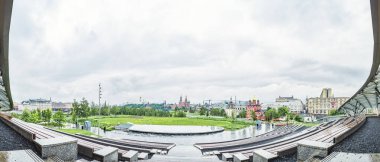 Moskova, Rusya 'daki Zaryadye Parkı' nın Büyük Amfitiyatrosundan panoramik manzara, Moskova şehir merkezi, Kremlin