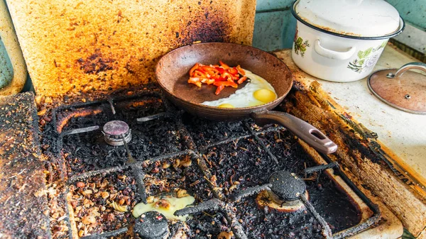 Kirli soba ve kırılmış tavuk yumurtası, kızarmış yumurta ve tatlı biberli tava.