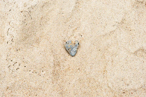 Heart-shaped gray sea rock on sandy beach — Stock Photo, Image