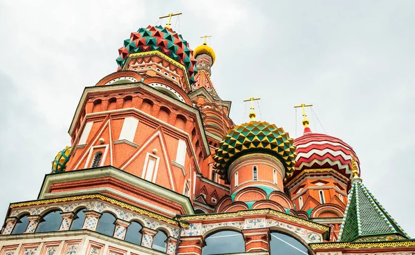Az Áldott Vaszilij katedrális, a homlokzat elemei, kupolák és ortodox keresztek — Stock Fotó