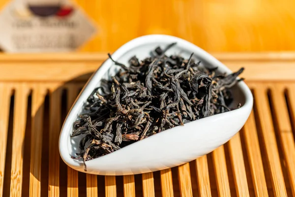 Tè rosso classico cinese Fengqing Dian Hong nel vaso di presentazione del tè — Foto Stock