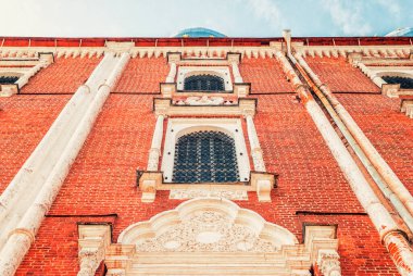 Ryazan Kremlin Katedrali 'nin ön cephesindeki elementler gökyüzüne karşı bir yaz günü