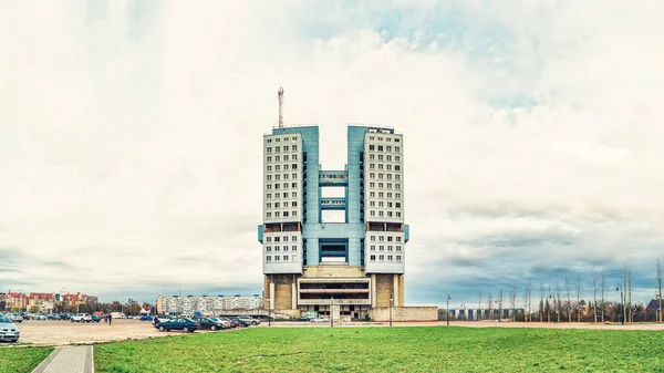 Kalininingrad 'daki Sovyetler Evi. Sovyet modernizminin mimari tarzında terk edilmiş bir bina. — Stok fotoğraf