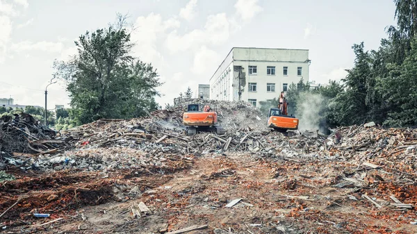 A kotrók lerombolják az épületet. Építőipari bontás — Stock Fotó