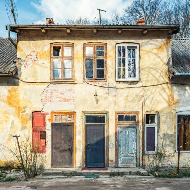 İki katlı eski bir evin ön kapısı ve penceresi farklı.