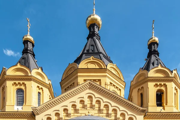 Alekszandr Nyevszkij Katedrális Nyizsnyij Novgorodban, kupolák és homlokzati elemek — Stock Fotó