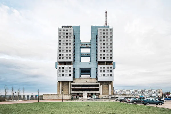 Kalininingrad 'daki Sovyetler Evi. Sovyet modernizminin mimari tarzında terk edilmiş bir bina.