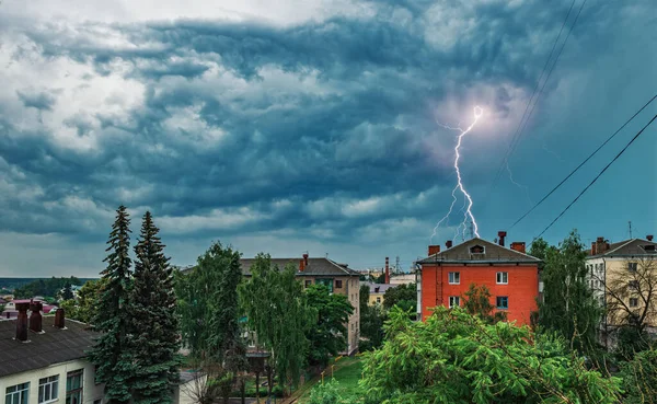 A loop-shaped lightning strikes a red multi-storey building during a thunderstorm in Orel, Russia — Stockfoto