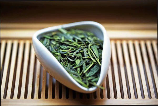中国の緑茶ドラゴンよくお茶のプレゼンテーション容器、マクロで ストック写真