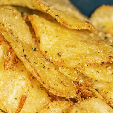 Tuzlu, karabiberli, otlu ve bitkisel yağlı patates cipsi.