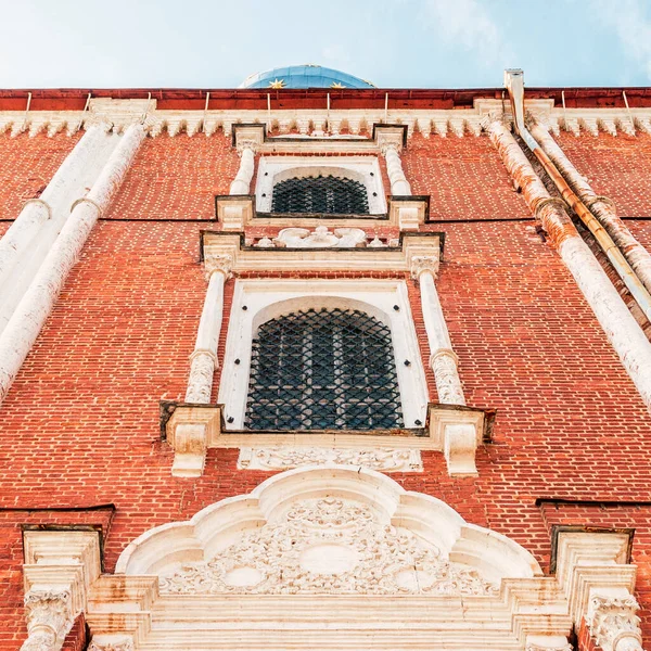 Elements of the facade of the Dormition Cathedral of the Ryazan Kremlin on a summer day against the sky — Stock fotografie