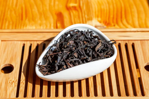 伝統的な中国茶の半発酵茶の茶筒の中の濃いウーロン茶 ロイヤリティフリーのストック画像
