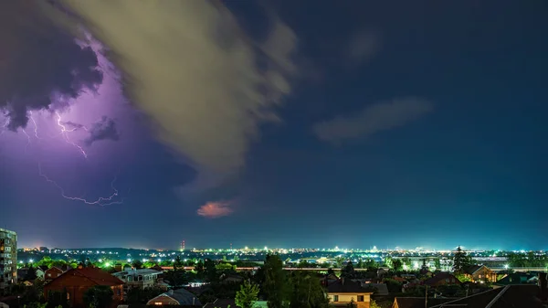 Tormenta sobre la ciudad por la noche, relámpagos brillantes entre densas nubes —  Fotos de Stock