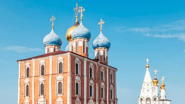 Dormition katedrális és a Ryazan Kreml Vízkereszt temploma — Stock Fotó